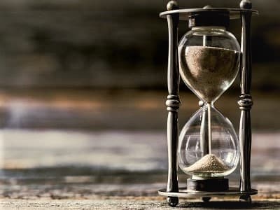 砂時計のようなゆっくりとした時間からお店の歴史が重なり合います。